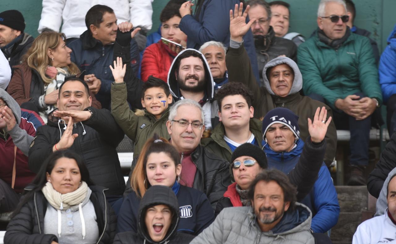 Los simpatizantes de la "T" alentaron a los jugadores en este frío domingo. Foto: Lucio Casalla/ElDoce.tv