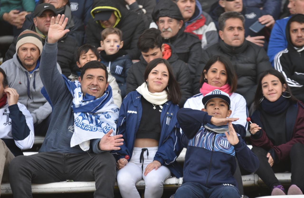 Los simpatizantes de la "T" alentaron a los jugadores en este frío domingo. Foto: Lucio Casalla/ElDoce.tv