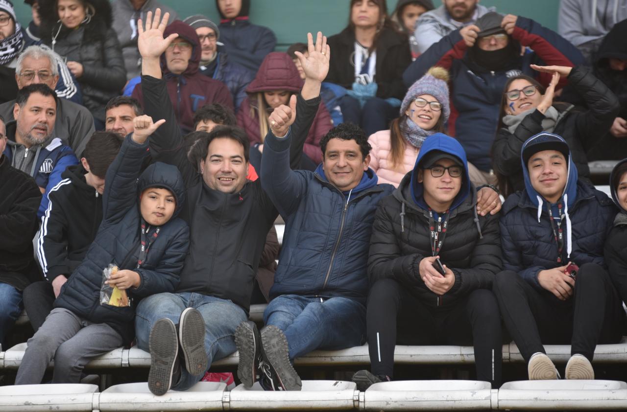 Los simpatizantes de la "T" alentaron a los jugadores en este frío domingo. Foto: Lucio Casalla/ElDoce.tv