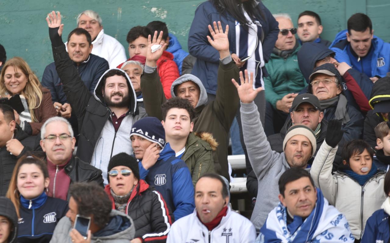 Los simpatizantes de la "T" alentaron a los jugadores en este frío domingo. Foto: Lucio Casalla/ElDoce.tv