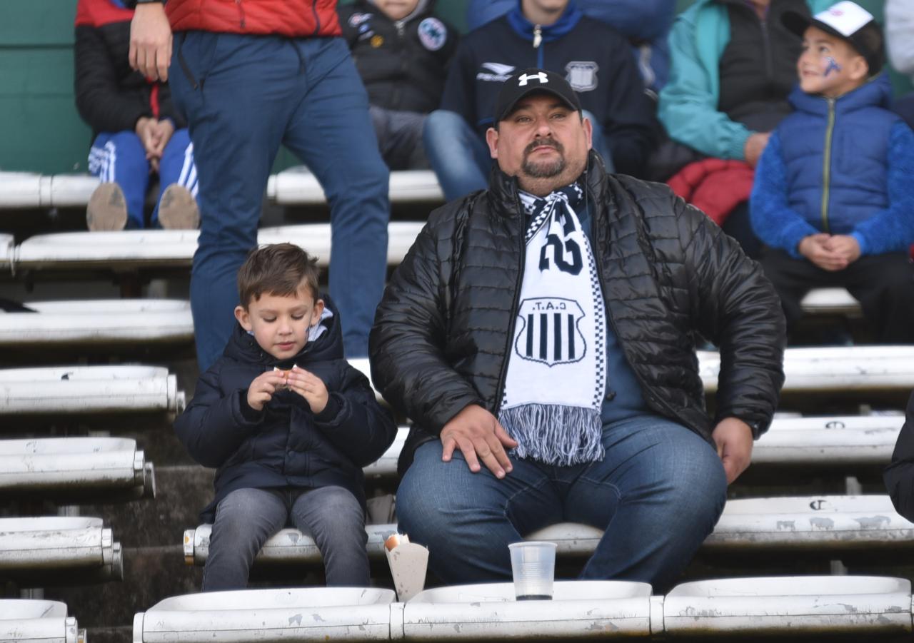 Los simpatizantes de la "T" alentaron a los jugadores en este frío domingo. Foto: Lucio Casalla/ElDoce.tv