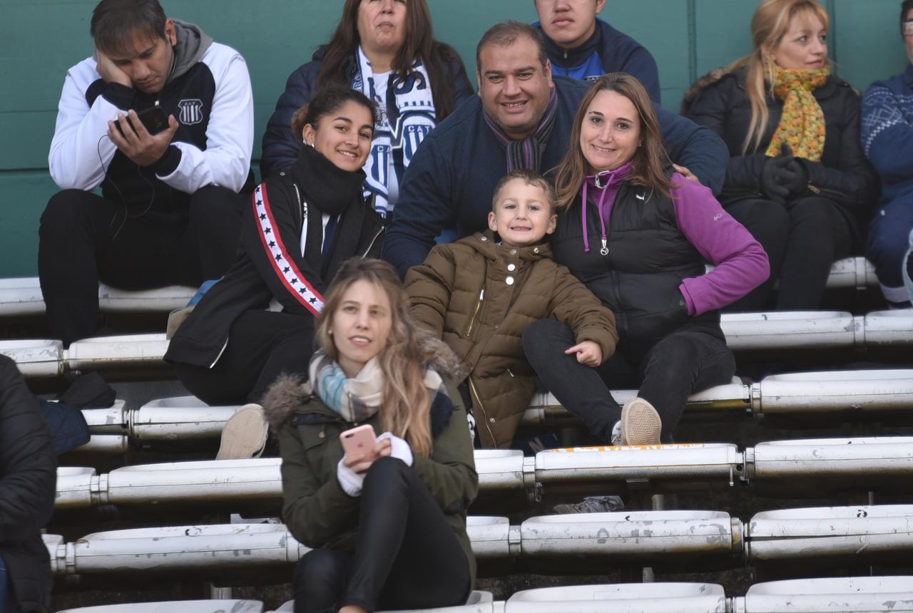 Los simpatizantes de la "T" alentaron a los jugadores en este frío domingo. Foto: Lucio Casalla/ElDoce.tv