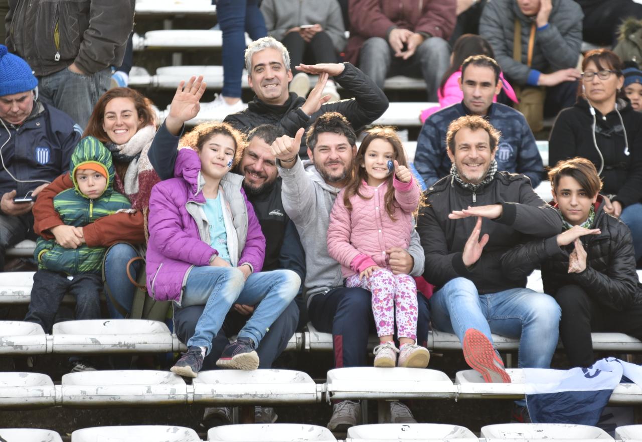 Los simpatizantes de la "T" alentaron a los jugadores en este frío domingo. Foto: Lucio Casalla/ElDoce.tv