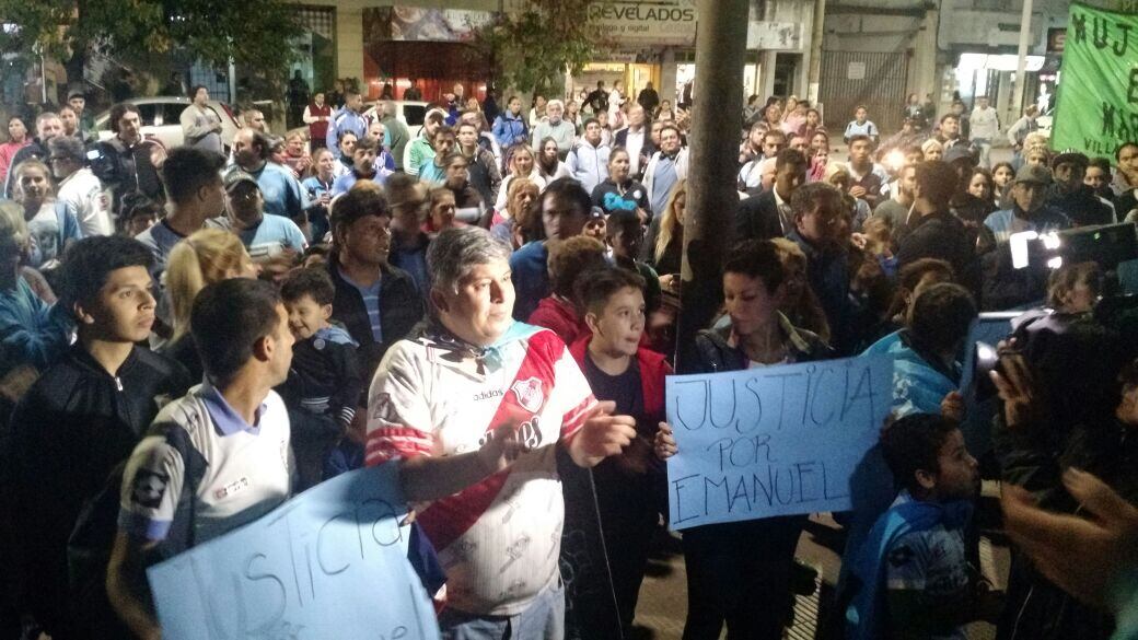 Los simpatizantes del fútbol se reunieron frente a la Policía. Fotos: Juan Pablo Lavisse.