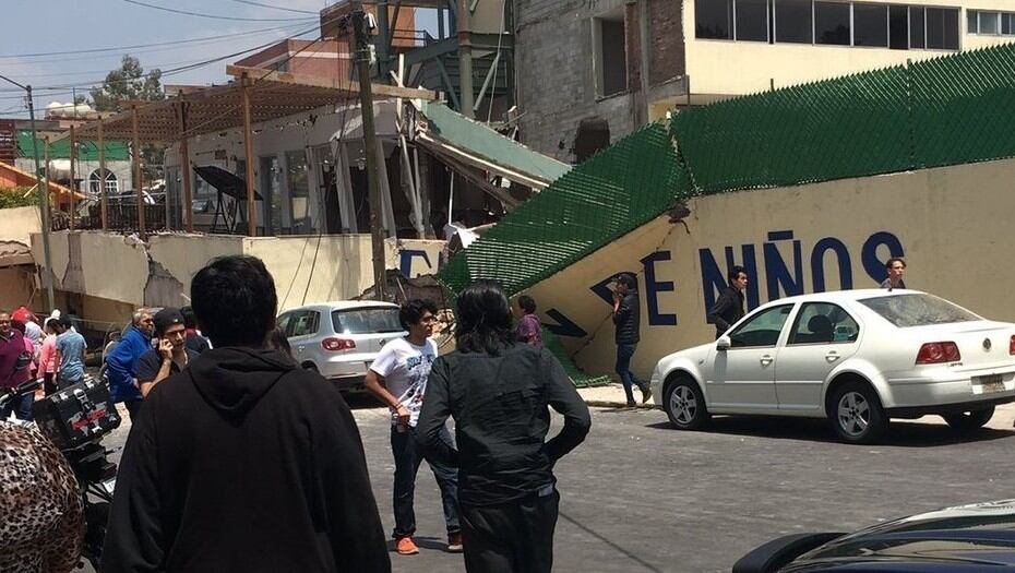 Los socorristas buscan sobrevivientes en la escuela Rébsamen.