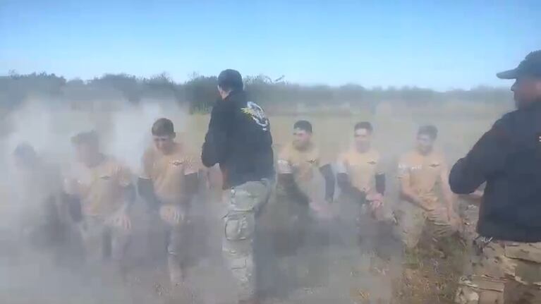 Los soldados estaban arrodillados mientras un superior les arrojaba cal viva en la cara.