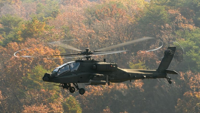 Los soldados fueron sorprendidos en un helicóptero de combate.