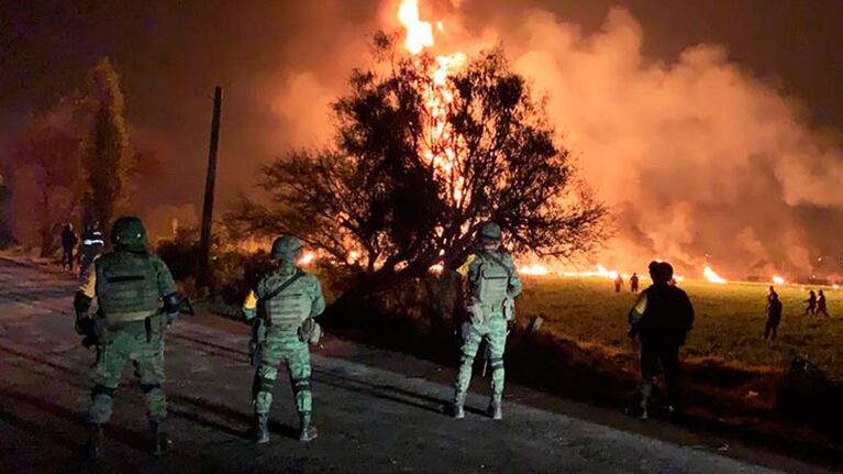 Los soldados no pudieron controlar a los que se llevaban el combustible gratis.