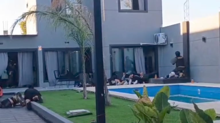 Los sospechosos estaban en plena pool party en una casa de 9 de Abril.