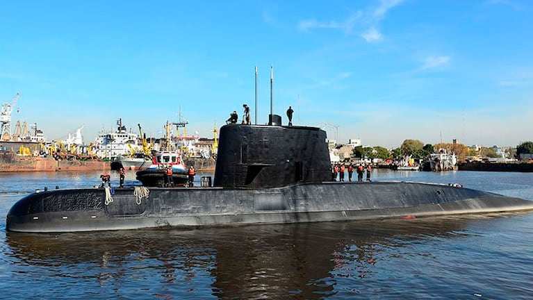 Los submarinistas se comunicaron durante la reparación de las baterías.