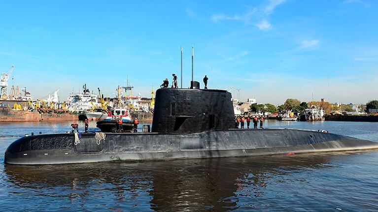 Los submarinistas se comunicaron durante la reparación de las baterías.