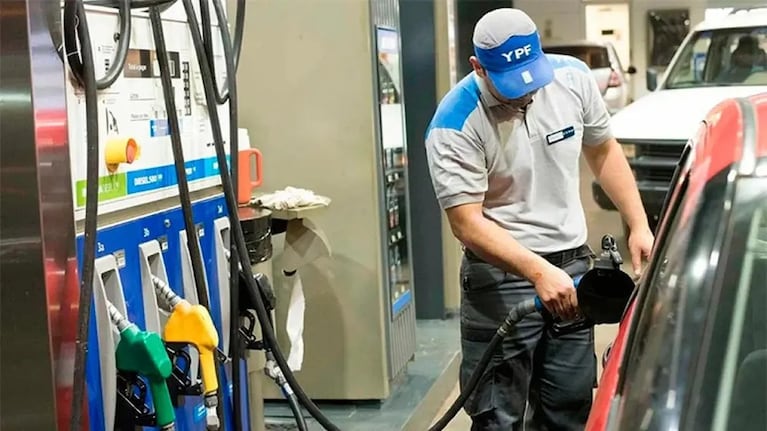 Los sueldos de los trabajadores de las estaciones de servicios.