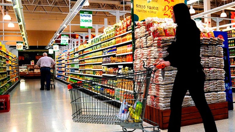 Los supermercados facturan más, pero ganan menos.