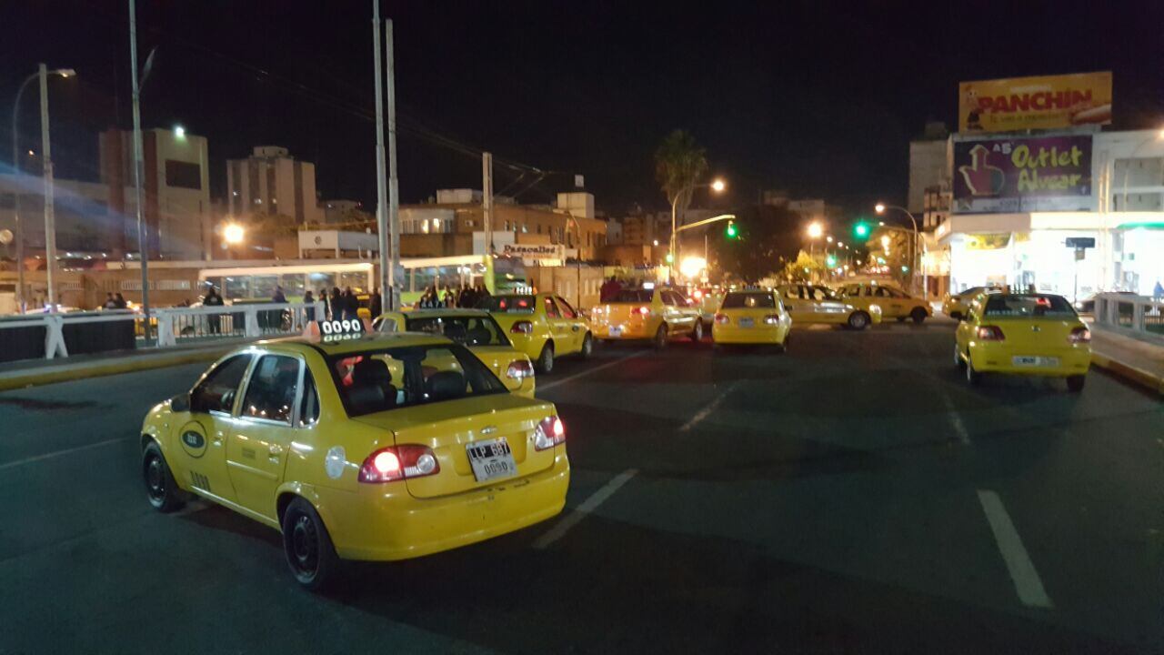 Los taxistas protestaron en el Puente Sarmiento.