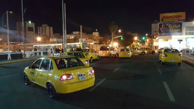 Los taxistas protestaron en el Puente Sarmiento.