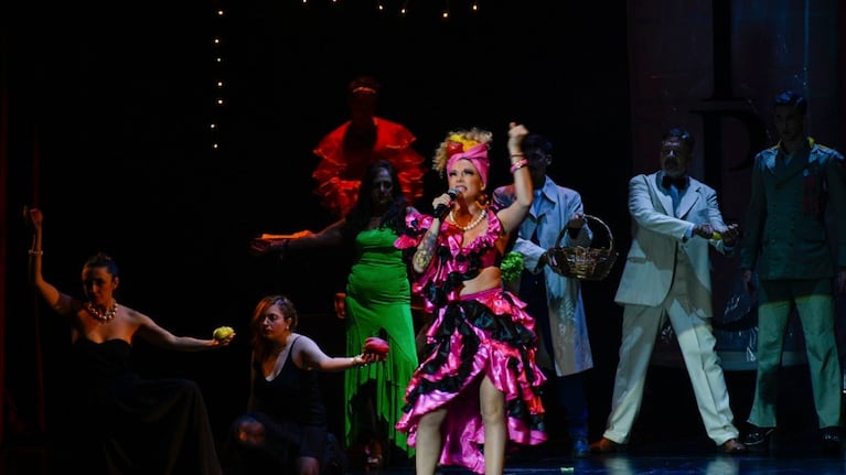Los teatros oficiales son sitios de intensa actividad para los cuerpos artísticos.