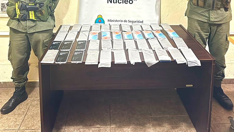 Los teléfonos eran trasladados en un colectivos desde Aguas Blancas, Salta.