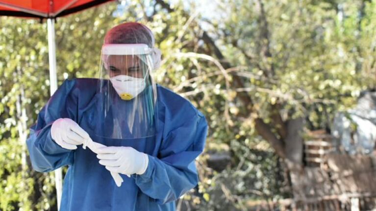 Los testeos masivos intentan identificar más casos y contener el brote.