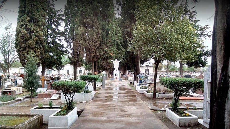 Los trabajadores del cementerio fueron desafectados tras la bochornosa situación.