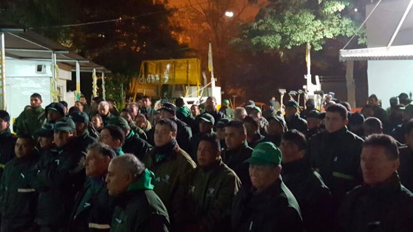 Los trabajadores del Esop esperan en el Parque Sarmiento que arreglen los papeles en la Afip.