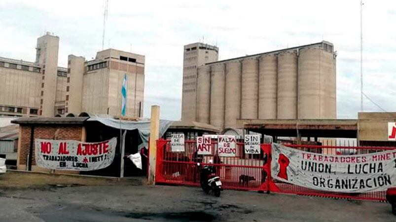 Los trabajadores esperan una solución. 