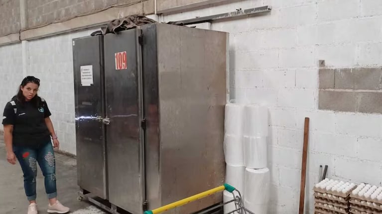 Los trabajadores estaban encerrados en un cuarto oscuro dentro del centro de distribución.