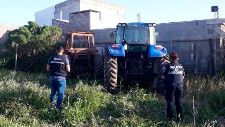 Los tractores aparecieron en un baldío en la localidad santafesina de Frontera.