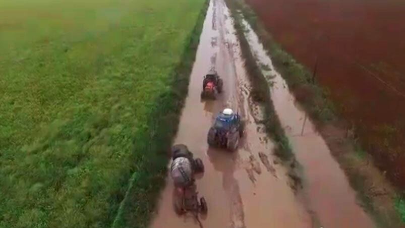 Los tractores quedaron metidos en el barro y la producción de leche se perdió.