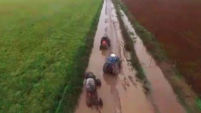 Los tractores quedaron metidos en el barro y la producción de leche se perdió.