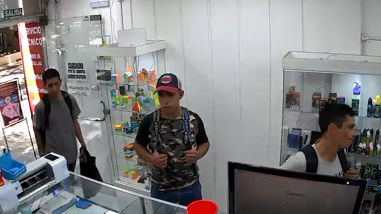 Los tres delincuentes que participaron del robo en el local.