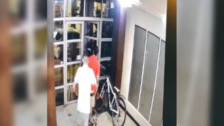 Los tres delincuentes quedaron grabados por la cámara de seguridad.