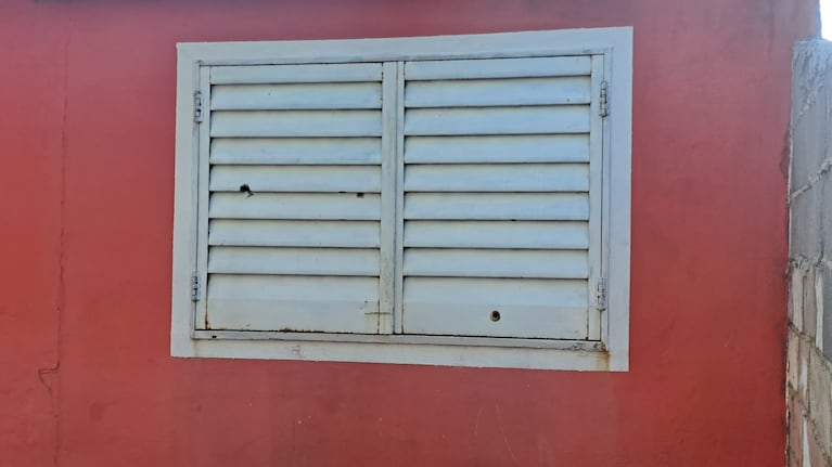 Los tres impactos de bala en la casa de la joven herida.