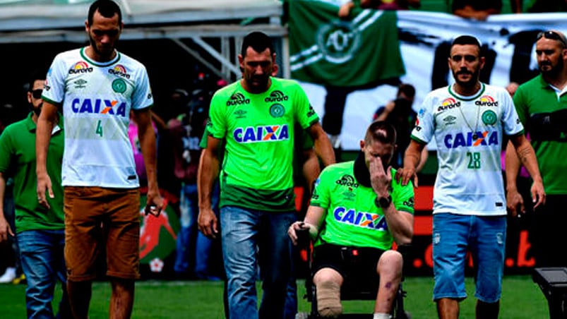 Los tres sobrevivientes, el día que fueron homenajeados en el estadio de Chapecoense.