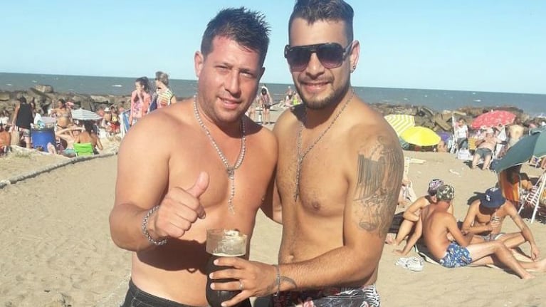 Los trulaleros tomando la bebida más famosa y con dos lomazos al sol