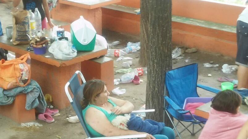 Los turistas, en medio de la basura. 