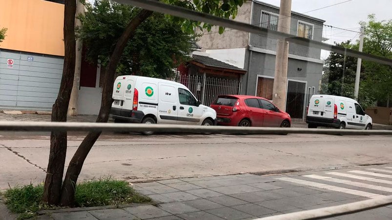 Los utilitarios mal estacionados.