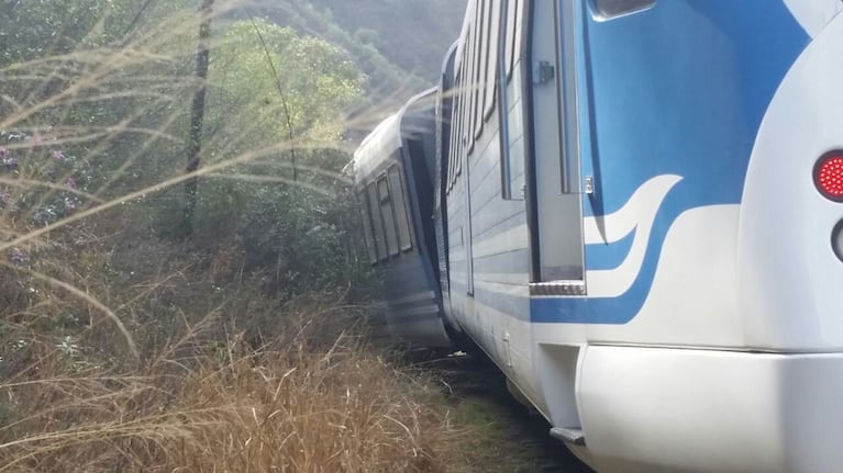 Los vagones del tren descarrilaron hacia la montaña. Fotos: Keko Enrique.