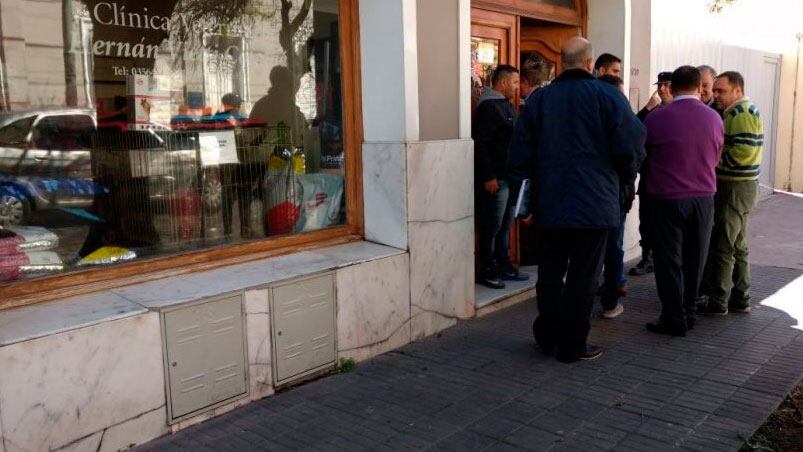 Los vecinos aplaudieron al dueño del local cuando se lo llevó la Policía.