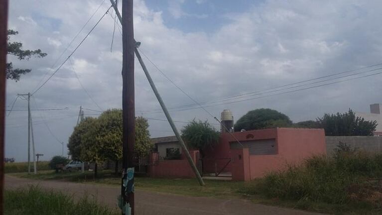 Los vecinos arreglaron el poste a punto de caer