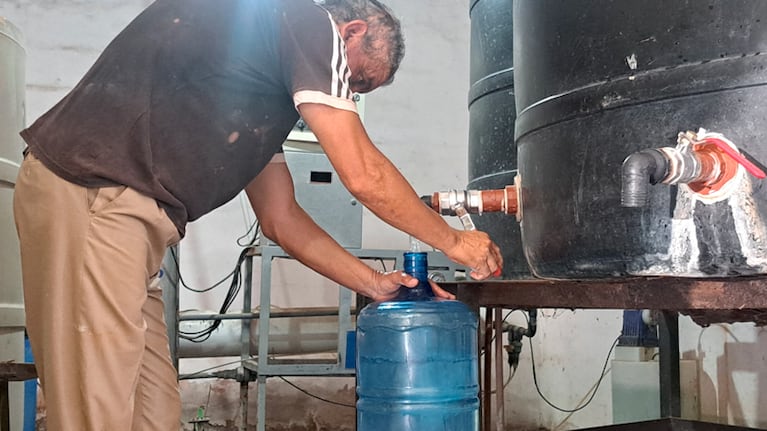 Los vecinos buscan agua en un centro de ósmosis inversa. Foto: Juan Pablo Lavisse / El Doce.