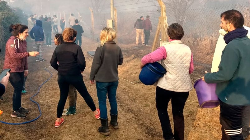 Los vecinos colaboraron con los bomberos.