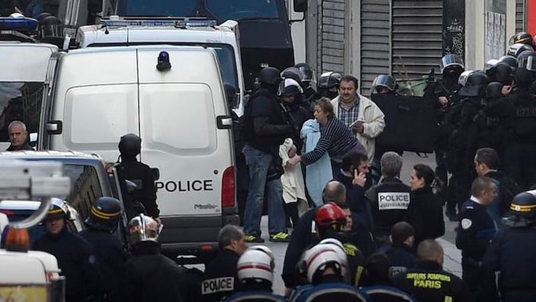 Los vecinos de la zona vallada por la policía francesa, no pueden creer haber convivido con los supuestos terroristas. Foto: Le Figaró
