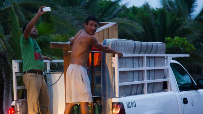 Los vecinos de las costas migrando a otros lugares. Foto Yahoo Noticias