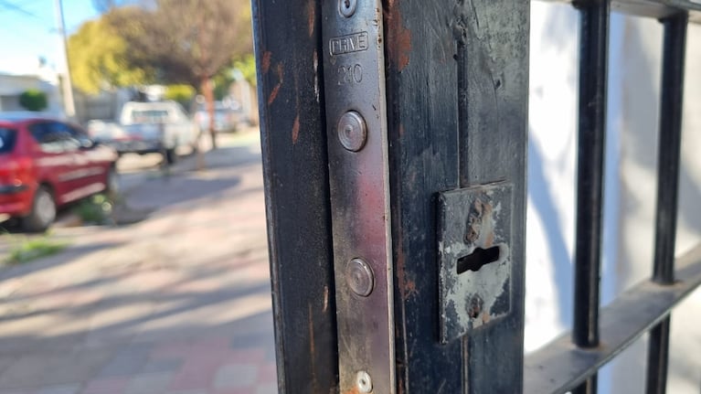 Los vecinos denuncian que el robo de picaportes es constante.