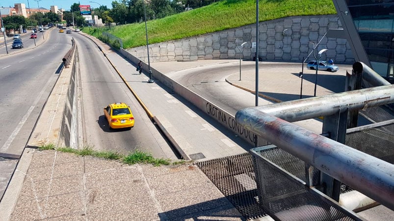 Los vecinos denuncian que la baranda se cayó hace pocos días.