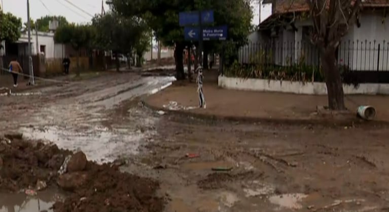 Los vecinos denuncian que las obras sin terminar no les permiten transitar en el barrio.