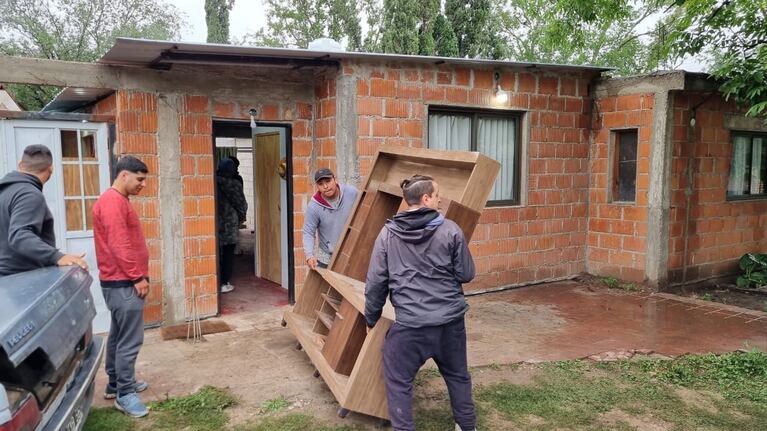 Los vecinos estafados fueron desalojados de sus viviendas. Foto: Fredy Bustos / El Doce.