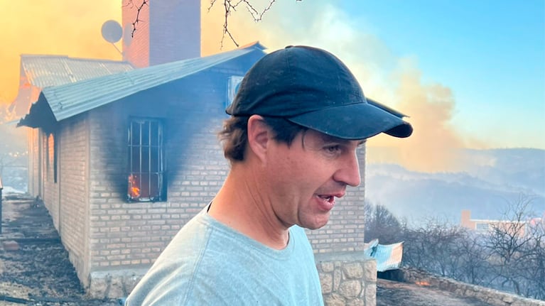 Los vecinos intentaron frenar el avance del fuego. Foto: Mateo Lago / El Doce.