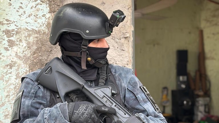 Los vecinos le avisaron que la buscaban por jefa narco, quiso escapar pero igual la atraparon