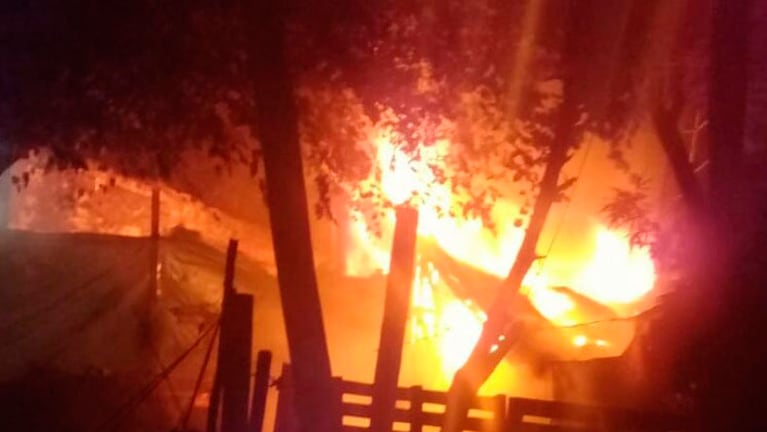 Los vecinos le quemaron la casa  a los motochoros en Moreno, Buenos Aires.